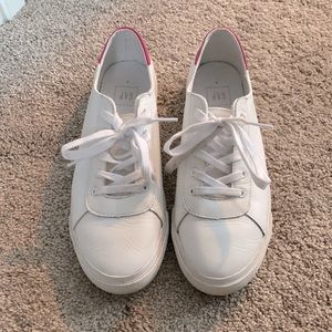 White sneakers size 9